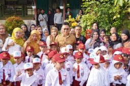 Hari pertama sekolah para ayah di Pontianak hadir dampingi anak mereka