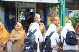 Sekda Kalbar beri contoh teladan ayah antar anak ke sekolah