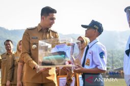 Sawahlunto salurkan bantuan seragam bagi 689 pelajar keluarga prasejahtera