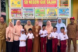 Jadi orang tua asuh, ASN Dinsos Aceh antar anak panti hari pertama ke sekolah