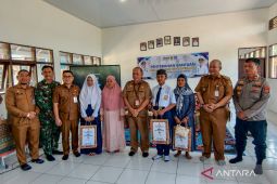 Ribuan siswa baru di HST terima seragam hingga sepatu jelang tahun ajaran baru