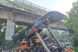 Truk angkut alat berat tersangkut di JPO Tendean, lalu lintas macet