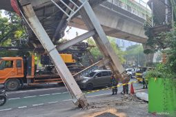 Sopir truk pengangkut alat berat yang tersangkut di JPO Tendean diamankan