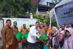 Kemenko Pangan salurkan bantuan pangan beras di Kota Sorong
