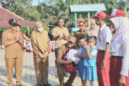 Hari pertama masuk sekolah, Pemkab Sukamara bagikan bantuan seragam sekolah