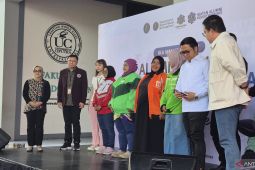 Alumni Universitas Ciputra salurkan bantuan kepada 100 ojol perempuan