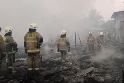 50 personel Gulkarmat padamkan kebakaran lapak rongsokan di Cengkareng