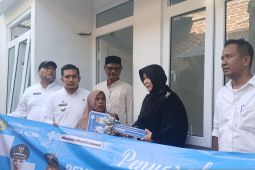 Wali Kota serahkan rumah layak huni untuk warga miskin