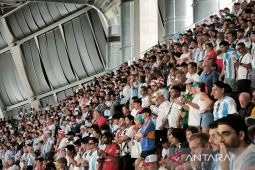 Suporter timnas Inggris dan Argentina saling sahut lagu kebangsaan