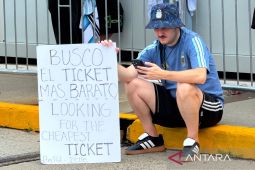 Suporter pemburu tiket intip keberuntungan di Stadion Mercedes-Benz