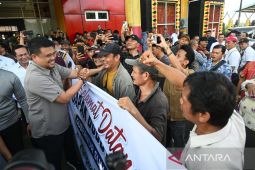 Berkantor di Nias, Gubernur Bobby disambut masyarakat di Bandara Binaka
