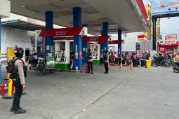Brimob mengintensifkan pengamanan di SPBU pastikan distribisi BBM lancar