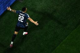 Dua gol larut antar Argentina menyisihkan Inggris menuju final