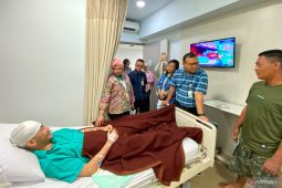 BPJS Ketenagakerjaan Cikarang besuk pasien peserta program JKK di RS EMC