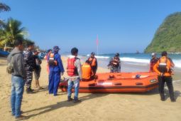 SAR Banyuwangi cari pemancing tenggelam di Pantai Pulau Merah