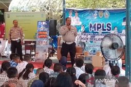 Polisi edukasi keselamatan lalu lintas pada pelajar saat MPLS
