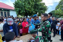TNI salurkan 3.000 paket sembako Presiden pada masyarakat Tanimbar
