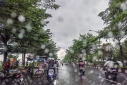 Senin, BMKG prakirakan hujan guyur mayoritas kota besar Indonesia