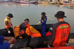 Tim SAR evakuasi nelayan tenggelam saat cari ikan di perairan Ketapang, Lampung Selatan