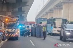 Petugas lakukan aksi cepat evakuasi insiden kecelakaan di KM 26 Tol Jakarta-Cikampek