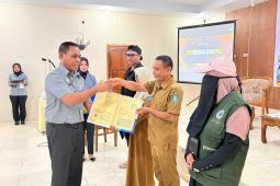 Olah daun kelor dan produk perikanan, Kemenkum Malut serahkan sertifikat merek kolektif Koperasi Merah Putih Halsel