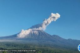 Semeru alami erupsi disertai luncuran awan panas guguran