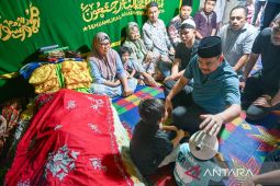Berkantor di Nias, Bobby melayat ke rumah duka seorang nelayan di Lagundri