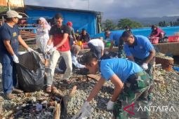Puluhan personel Lanud Pattimura aksi bersih pantai sambut Hari Bakti ke-79 TNI AU