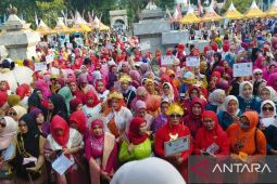 Seribuan warga Palembang ramaikan parade kebaya di Jembatan Ampera