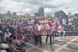 Ratusan pedagang bunga 'Relawan Pink' demo Kantor Bupati Karo, desak PT Toba Hasfarm hentikan penjualan ke pasar lokal