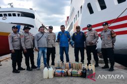 Polisi sita 130 liter minuman keras ilegal di Pelabuhan Ambon