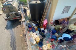 Kota Tasikmalaya distribusikan air ke daerah terdampak kekeringan