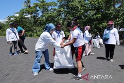 Lindungi ekosistem laut, Pertamina gandeng elemen masyarakat jaga kebersihan pantai di Bitung
