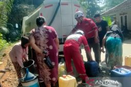 Petugas siagakan lima truk tangki untuk suplai air ke wilayah terdampak kekeringan di Cianjur