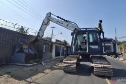 16 bangunan yang berdiri di ruang milik jalan Padalarang ditertibkan