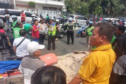 Seorang pengemudi ojol tewas diduga terserempet truk di Slipi