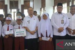 Pemkab Bangka Tengah salurkan beasiswa untuk pelajar SD-SMP