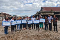 BRI Pematangsiantar serahkan santunan kepada pedagang Pasar Parluasan terdampak kebakaran
