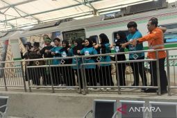 KAI Madiun kenalkan kereta ke anak penyandang disabilitas