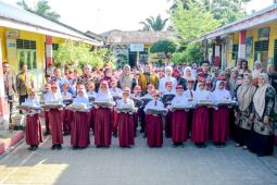 Penyaluran bantuan sekolah berlanjut, Wabup Sergai pastikan semangat belajar terjaga