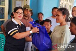 Disdik Sorong salurkan bantuan perlengkapan sekolah bagi 26 pelajar