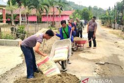 Brimob Gorontalo dan warga gotong royong perbaiki jalan rusak