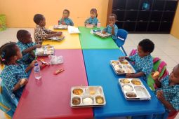 BGN Nabire sajikan menu spesial rendang sapi untuk pelajar saat peringati HAN