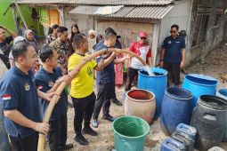 Imigrasi Serang salurkan air bersih untuk warga terdampak kekeringan