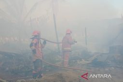 Damkar Cianjur turunkan satu mobil damkar padamkan kebakaran pondok pesantren