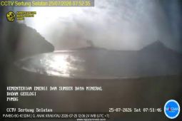 Gunung Anak Krakatau di perairan Selat Sunda erupsi dua kali pada Sabtu sore