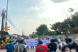 KAI bersama Railfans sosialisasi keselamatan di perlintasan Krenceng Merak