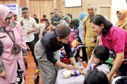Kahiyang serahkan kursi roda adaptif untuk anak disabilitas di Simalungun