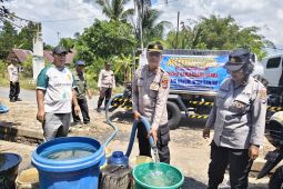 Polsek Banjarbaru Utara salurkan air bersih ke warga terdampak kekeringan