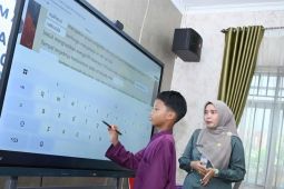 Guru di Tanjungpinang rasakan manfaat program papan interaktif digital